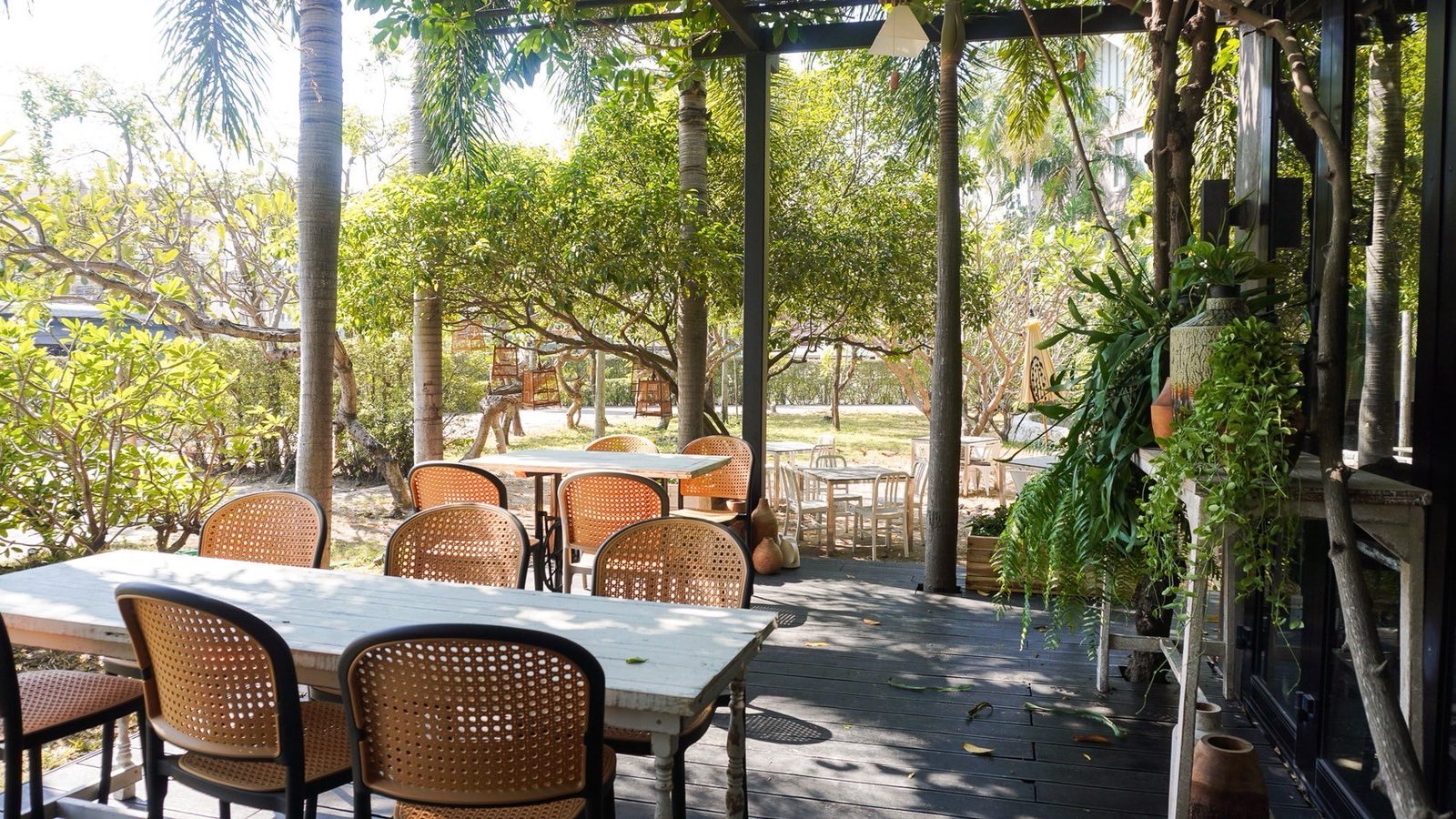 Pergola dining area in the garden